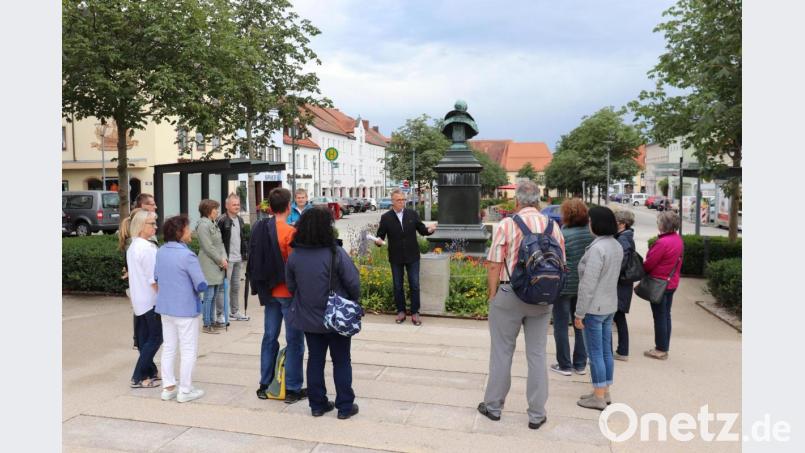 Der erste Baustellenrundgang mit Bürgermeister Franz Stahl Anfang der Woche stieß bei zahlreichen Teilnehmern auf großes Interesse. Bild: Stadt Tirschenreuth/exb
