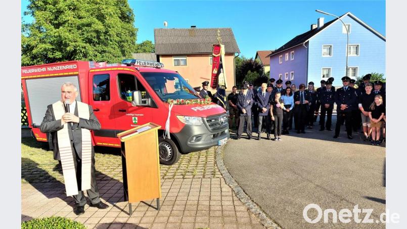 Der Oberviechtacher Stadtpfarrer Alfons Kaufmann erteilte dem neuen Tragkraftspritzenfahrzeug der Feuerwehr Nunzenried den kirchlichen Segen. Auf dem Dorfplatz hatten sich die aktiven Feuerwehr-Mitglieder um das neue Fahrzeug aufgestellt. Bild: lg
