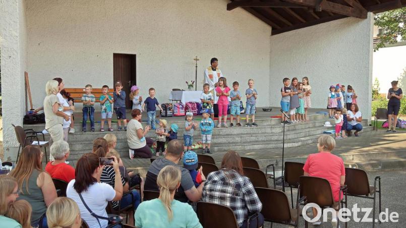 Mit lustigen Liedbeiträgen erfreuten die Kinder die Besucher beim Abschlussgottesdienst. Helga Trottmann, Kinderhaus-Leiterin Nicole Lippert (von links, stehend), Hana Balata (rechts, stehend) sowie Marion Weiß (rechts, hockend) und Katarina Prucker (links, kniend), hatten die Feier im Freien vorbereitet. Bild: bsc