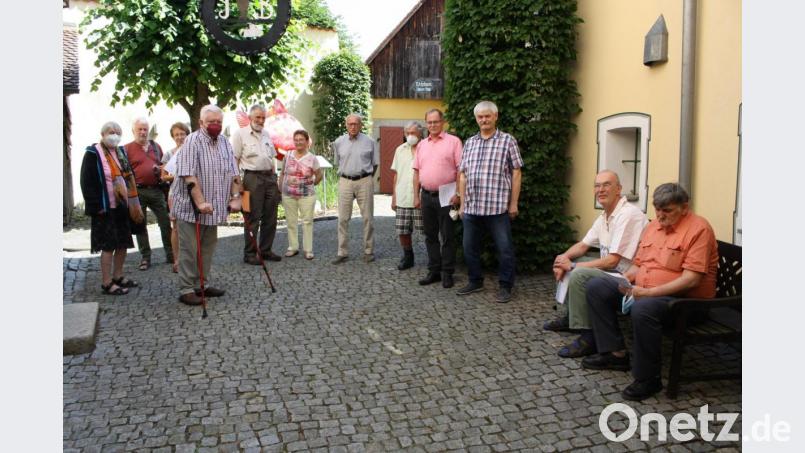 Manches kaum bekannte &quot;Postgeheimnis&quot; verriet Hermann Dietl (Dritter von rechts) seinen Philatelistenkollegen aus Eschenbach und Erbendorf im Kemnather Heimatmuseum, wo der Heimatkundliche Arbeitskreis auf die Postgeschichte der Anzensteinstadt zurückblickt. Bild: bjp