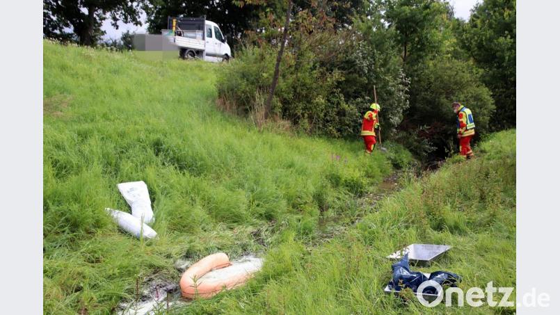 Die Einsatzkräfte mussten eine Ölsperre im Bach errichten. Bild: jma