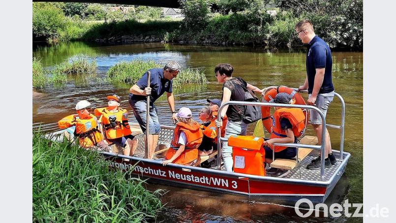 Die Bootsfahrt in der Ferienzeit ging mit der Pirker Kinderfeuerwehr von Oberwildenau nach Luhe. Bild: zer