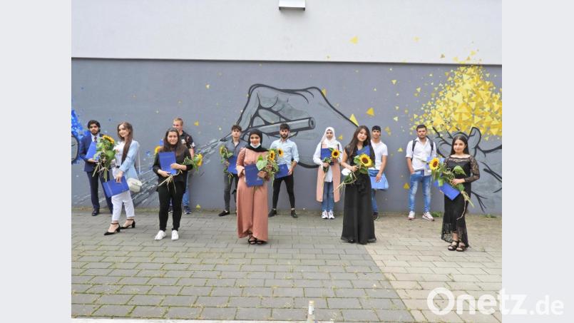 14 Schüler der Integrationsvorklasse der FOS/BOS haben ihren Mittleren Schulabschluss geschafft. Bild: Winkler