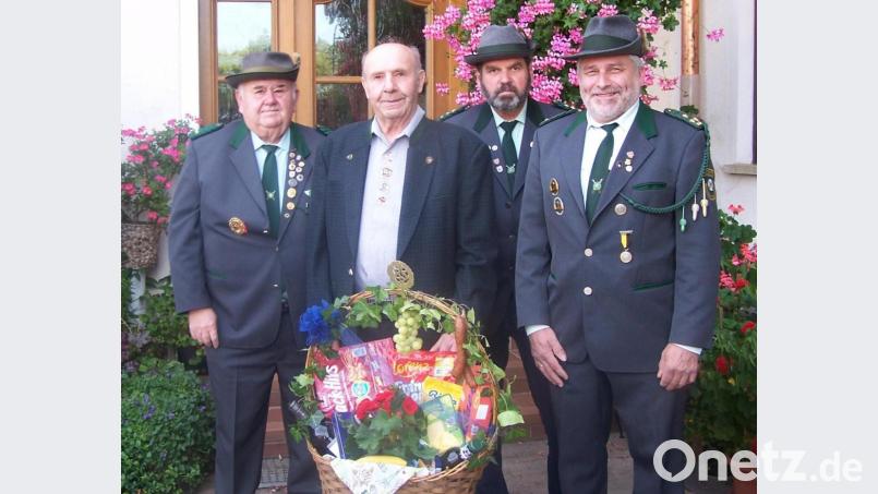 Für den Schützenverein Bruderbund gratulieren (von links) Manfred Pirner, Hans Sperber und Werner Grünthaler dem &quot;Ritter Toni&quot; zum 85. Geburtstag. Bild: ker