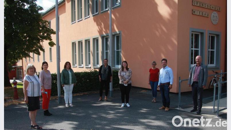 Die Jugendsozialarbeit war auch Thema eines weiteren Gesprächs, um Vorgehen und Möglichkeiten einer Förderung auszuloten. Das Treffen fand wenige Tage nach der Schulverbandssitzung an der Grund- und Mittelschule in Wiesau statt. Im Bild (von links) Mittelschulrektorin Andrea Schiml, Grundschulrektorin Inge Dick, Astrid Bösl (Kreisjugendamt), gfi-Leiterin Tina Faltenbacher, Anita-Weber-Tretter (Verwaltungsgemeinschaft Wiesau), Zweiter Bürgermeister Michael Dutz und Emil Slany (Landratsamt). Bild: wro