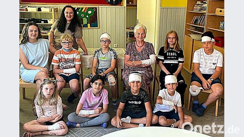 AWO-Vorsitzende Hilde Zebisch (sitzend, Dritte von rechts) ist auch verletzt und wurde von Kindern fachgerecht verarztet. Bild: R. Kreuzer