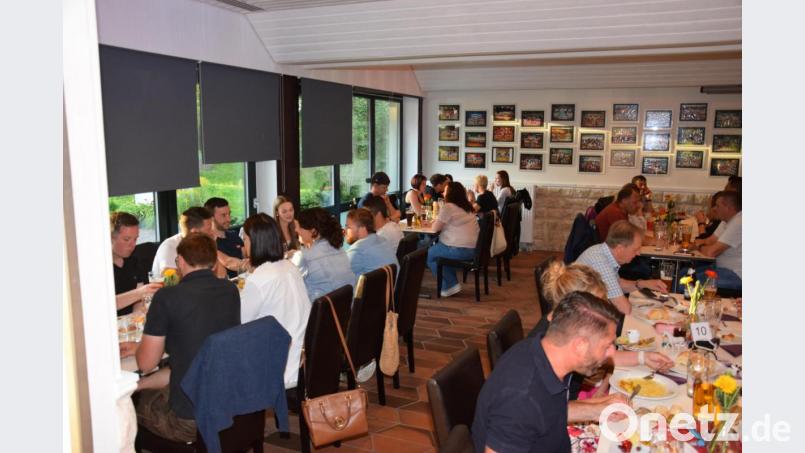 Die Gäste ließen sich die spanischen Spezialitäten schmecken - ein kühles Bier, ein Glas Wein oder ein frisch gemixter Cocktail und fertig war der &quot;Kurzurlaub&quot;. Bild: fla