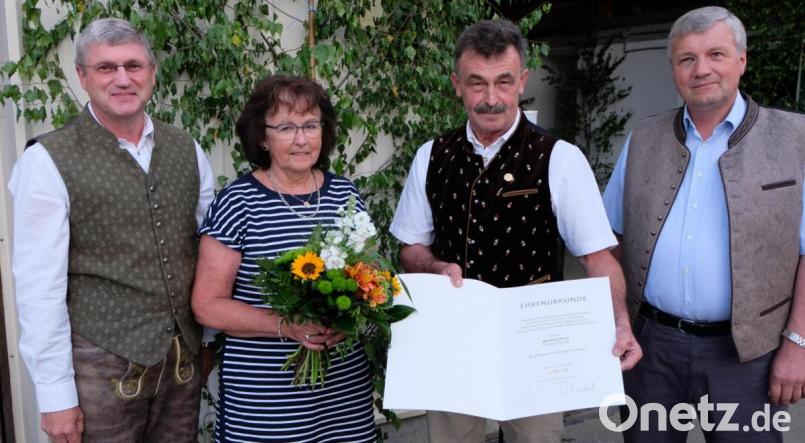 Große Ehrung für Manfred Venzl bei der Jubiläumsveranstaltung der Anbaugenossenschaft Qualitätskartoffel. Von links: Bankdirektor Jürgen Schnappauf, Doris Venzl, Manfred Venzl und Aufsichtsratsvorsitzender Reinhard Alberti. Bild: le