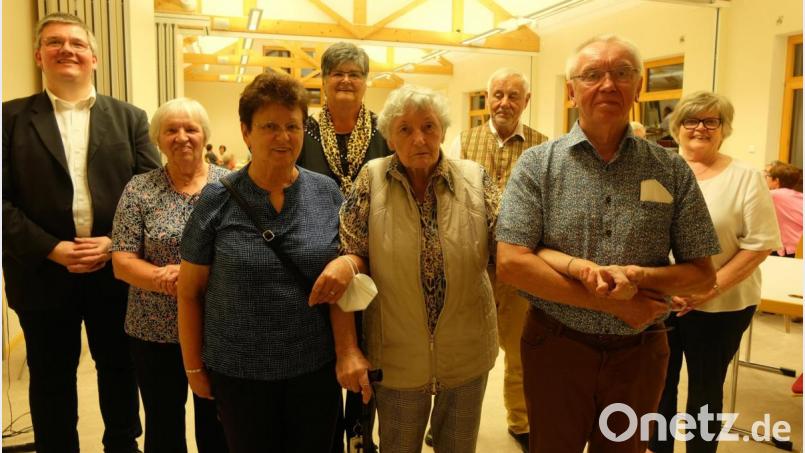 Pfarrgemeinderatssprecher Stefan Wittmann (links) überreichte 34 Urkunden für langjähriges Wirken im Stullner Kirchenchor. Stellvertretend im Bild sechs Ausgezeichnete mit der Urkunde des Bischofs in Gold: von links Erna Schwarz, Barbara Gürtler, Marianne Flierl, Ida Aschenbrenner, Johann Bodensteiner, Karl-Heinz Schröder und Hannelore Schröder. Bild: ohr