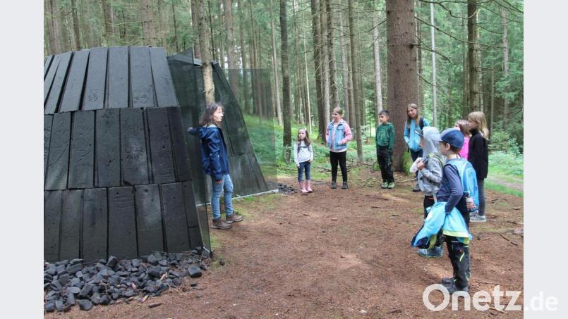 Hier erläutert Susanne Schieder (links) Schönwerths Geschichte über die feindlichen Köhler. Bild: pi