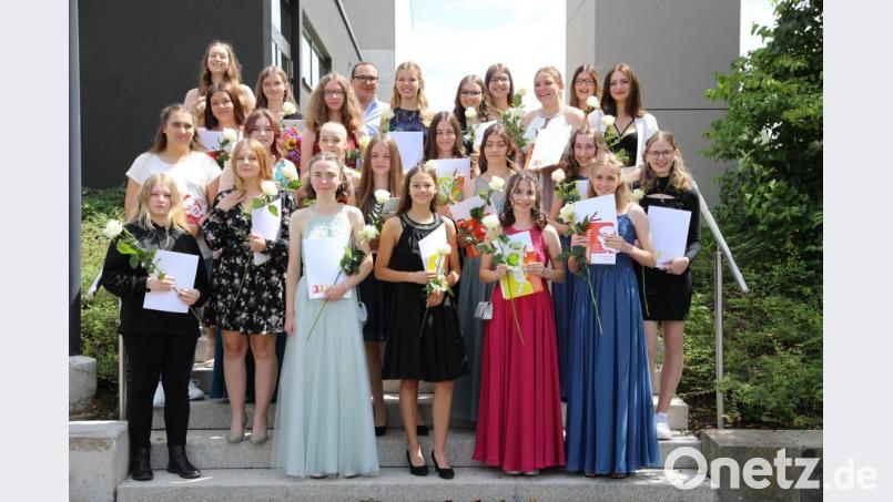 Vier zehnte Klassen feiern ihren Abschluss. Im Bild die Klasse 10b mit der Schulbesten Leni Schinner (hinten, Zweite von links) und Klassenleiter Studienrat Andreas Sagstetter. Bild: Sophie-Scholl-Realschule/exb