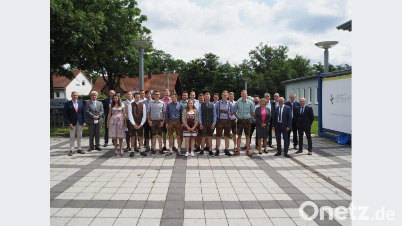In der Stadthalle Neustadt nahmen Landwirte aus der Region ihre Abschlusszeugnisse in Empfang. Drei Absolventen erreichten einen Notendurchschnitt von unter 1,5. Bild: krb