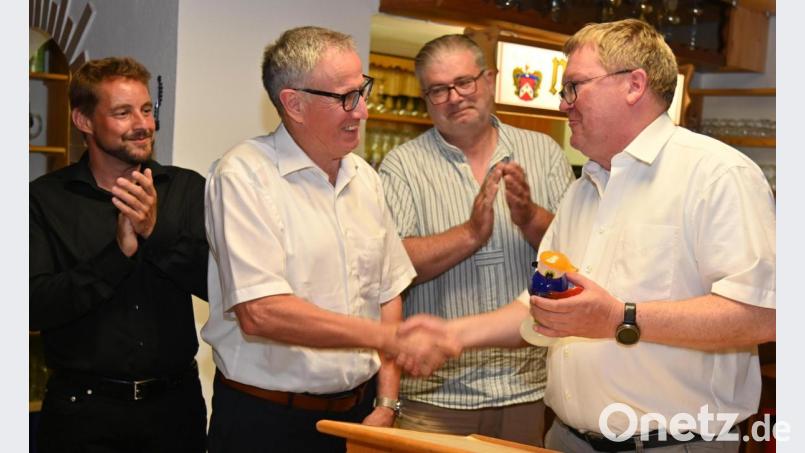 &quot;Du warst oft ein unbequemer Stadtrat“, sagte Oberbürgermeister Michael Cerny (rechts) zu Norbert Wasner (Zweiter von links), als er ihm zum Dank eine kunstvolle bunte Glasfigur überreichte. Mit im Bild: CSU-Fraktionsvorsitzender Matthias Schöberl (links) und stellvertretender Kreisvorsitzender Wolfgang Rauscher. Bild: gf