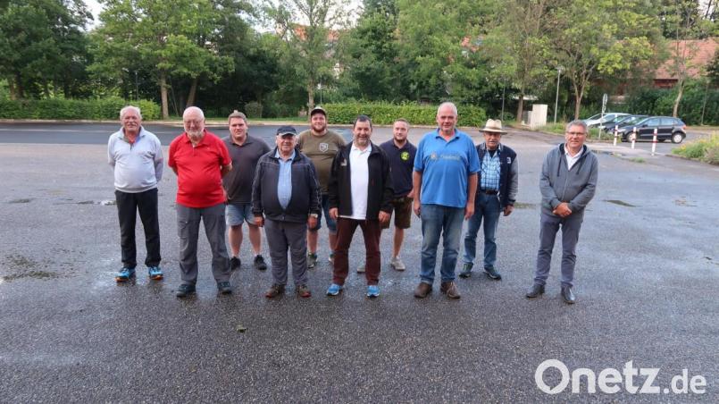 Bürgermeister Oskar Schuster (rechts) und TSV-Spartenleiter Martin Streim (links) gratulierten den erfolgreichen Teilnehmern der Sommer-Ortsmeisterschaft 2021 im Asphaltstock-Schießen. Den Sieg holte sich der Gesangverein mit (vorne von links) Heinz Störtzer, Alfred Weidner, Horst Straub und Gottfried Härtl. Bild: bsc