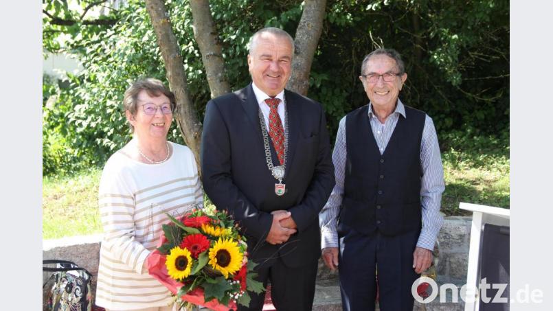 Bürgermeister Josef Deichl (Mitte) überreichte offiziell das Geschenk der Gemeinde an Pfarrer Alois Scherm (rechts). Für Pfarrhaushälterin Inge Bock (links) gab es einen Blumenstrauß. Bild: ral
