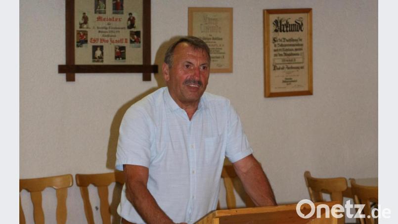 Josef Brand warf einen Blick auf die zurückliegenden 50 Jahre der Freien Wählergemeinschaft Kastl Bild: Gerhard Dobmeier/exb