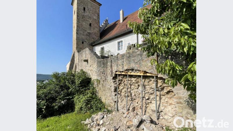 Beim Dechantturm liegt ein Haufen Steine aus der Stadtmauer auf dem Grün. Bild: Gerhard Götz