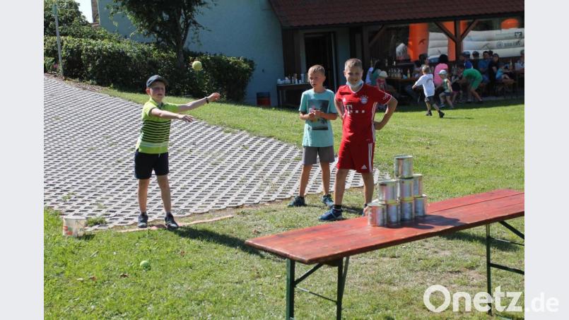 Ob der Ball die Büchsen trifft? Bild: pi