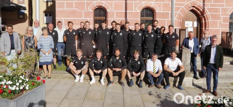 Die Aufstiegsmannschaft des SV Kauerhof vor dem Rathaus am Luitpoldplatz.. Bild: mfh