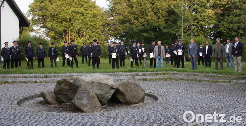 Nach einer coronabedingten Zwangspause wurden in Fuchsmühl staatliche Ehrungen an langjährige aktive Feuerwehrleute verliehen. Geehrt wurden insgesamt 28 ehrenamtliche Helfer. Die Vertreter der Kommunen bedankten sich für den unermüdlichen Einsatz. Bild: wro