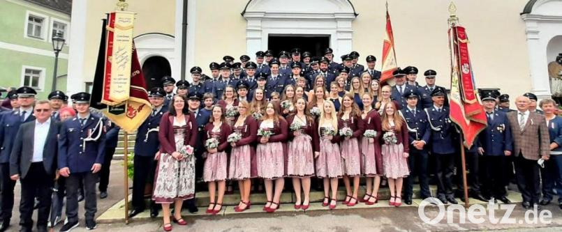 Lediglich ein Abschlussfoto als Erinnerung an das 150-Jährige der Feuerwehr Hohenburg lässt der Starkregen zu, ein richtiges Fest ist nicht möglich. Bild: bö