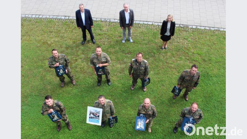 Von Dezember bis Mai unterstützten die "Helfenden Hände" die Kliniken Nordoberpfalz. Ein Engagement, für das sich Vorstand Dr. Thomas Egginger, Friedemann Schaufler (Assistent Ärztliche Direktion) und Medizinische Direktorin Michaela Hutzler (obere Reihe, von links) bedankte. Bild: Michael Reindl/exb