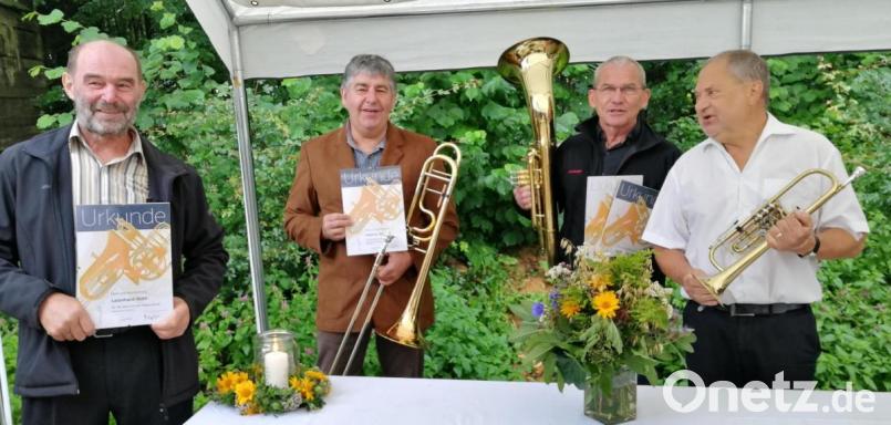 Den Posaunenchor-Jubilaren (von links) Leonhard Roth (50 Jahre), Helmut Schlenk (40 Jahre) und Konrad Schötz (50 Jahre) gratuliert Dekanats-Chorleiter Kurt Lehnerer (rechts). Bild: dir