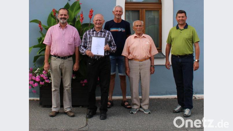 Johann Sax (links) wurde als Feldgeschworenenobmann wieder gewählt. Sein Stellvertreter ist Wolfgang Helm (3. von links). Georg Striegl (mit Urkunde) ist neuer Feldgeschworener für den Ortsteil Lohma. Bürgermeister Rainer Rewitzer gratulierte zur Wieder- und Neuwahl. Bild: bey