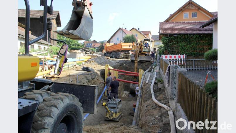 Bagger und Baumaschinen beherrschen die Dietersdorfer Straße in Niedermurach. Zeitweise war sogar für die Fußgänger kein Durchkommen mehr. Bild: boj