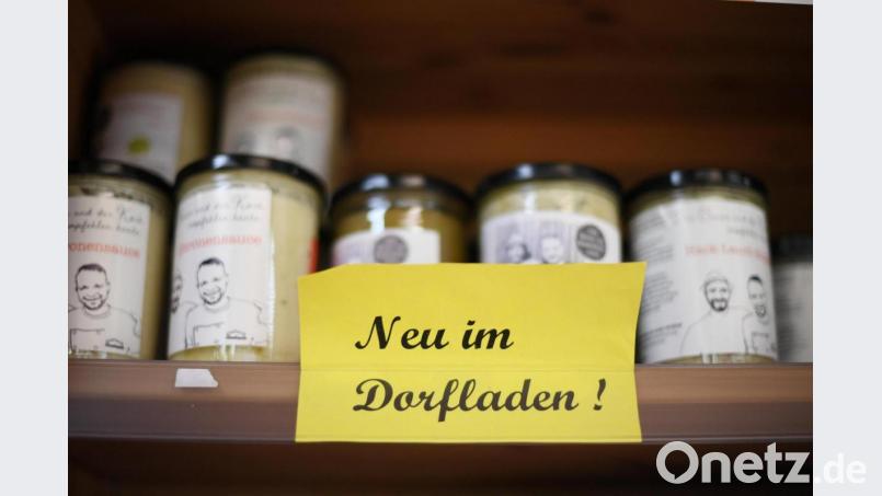 &quot;Neu im Dorfladen&quot; ist an einem Regal im Dorfladen zu lesen. In Bayern sollen digitale
Kleinstsupermärkte ohne Verkaufspersonal an allen Werktagen rund um die Uhr öffnen dürfen. Symbolbild: Angelika Warmuth