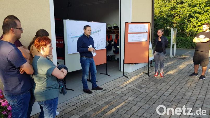 Die Pläne zur Neugestaltung der Klostergasse und des Lodermühlwegs in Kondrau stellten Christian Koller (vor dem Plan) vom Amt für ländliche Entwicklung und Verena Weber vom Büro Schlichtinger vor. Bild: Stadt Waldsassen/exb