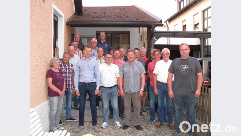 Johannes Wittmann (Vorne, Dritter von links) führt den Siedlerbund Mantel weiter mit den Stellvertretern Mathias Kohl (rechts) und Harald Steiniger (vorne, Dritter von rechts) an. Bild: sei