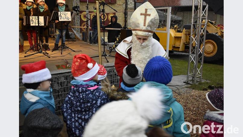 Zuletzt fanden der Nikolaus und die Kinder 2019 bei der Bergwerksweihnacht auf Maffei zueinander. Heuer fällt das zugkräftige Marktwochenende im Advent zum zweiten Mal in Folge aus. Archivbild: sck