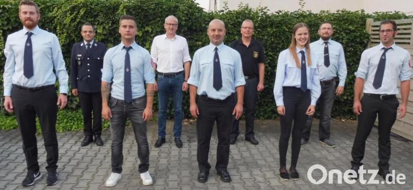 Der neuen Führungsmannschaft der Feuerwehr Pickenricht um Vorsitzenden Matthias Dobmeier (Mitte) gratulieren Kreisbrandinspektor Michael Iberer, Bürgermeister Bernhard Lindner und Kreisbrandinspektor Christof Strobl (hinten, von links). Bild: ibj