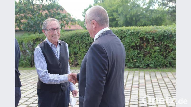 Bürgermeister Josef Deichl rechts begrüßt Pfarrer Alois Scherm in Schmidgaden. Bild: ral