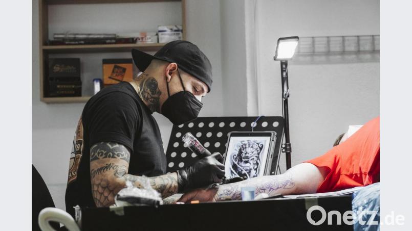Der Kolumbianer Alwin Perez beim Tätowieren im Dress Up Martkredwitz. Bild: Rieß, Celina