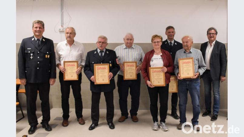 Für Jahrzehntelange Treue nahmen Georg Walberer, Hans Arnold, Josef Bergler, Gertraud Kallmeier, Peter Rodler und Josef Römisch ihre Urkunde von Vorstand Hermann Lorenz (links) persönlich in Empfang. Nicht mit auf dem Bild Xaver Kellner. Bürgermeister Bernhard Stangl gratulierte im Namen der Stadt. Bild: whw