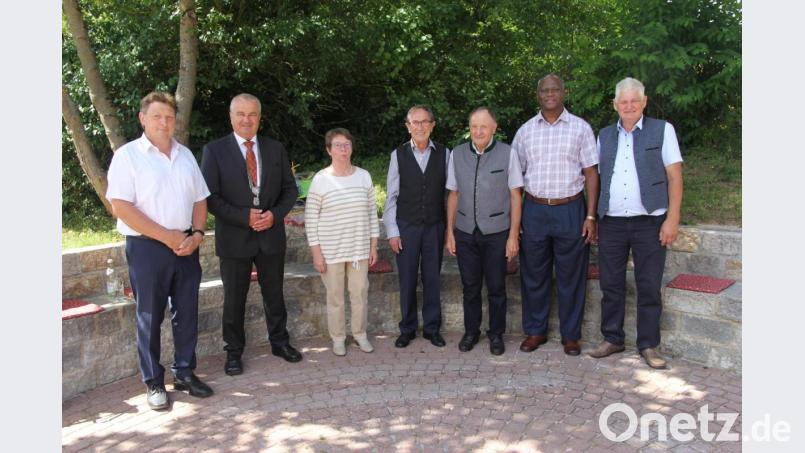 Der Jubilar mit den Gratulanten: Im Bild von links Zweiter Bürgermeister Andreas Altmann, Bürgermeister Josef Deichl, Inge Bock, Pfarrer i.R. Alois Scherm, Altbürgermeister Johann Prifling, Pfarrvikar Pater Robert Makanja und der Ehrenvorsitzende der Feuerwehr Schmidgaden, Hans Schmidl. Bild: ral