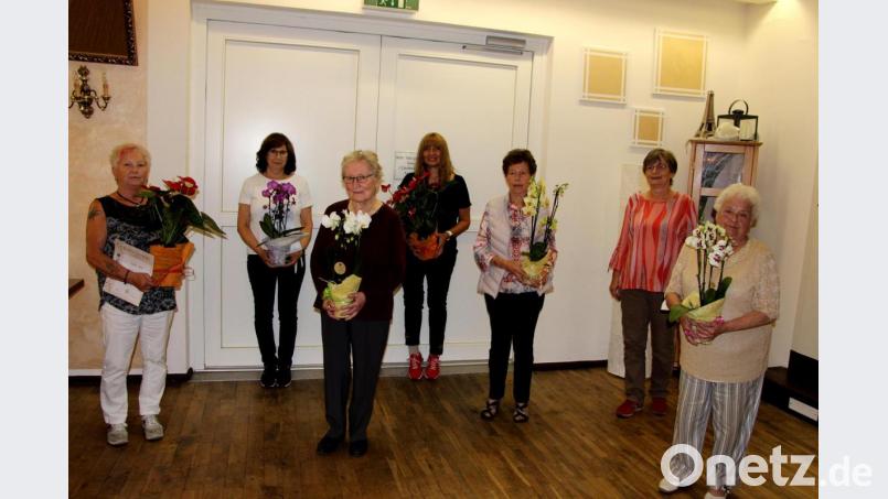 Die für 15 und 25 Jahre geehrten Mitglieder des Gartenbauvereins Neukirchen und Umgebung zusammen mit der Vorsitzenden Annemarie Hubmann (Zweite von rechts). Bild: ds