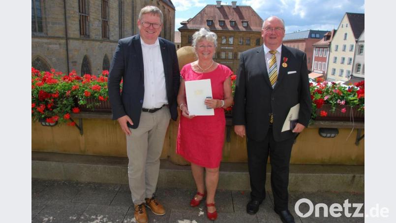 Über die Auszeichnung von Bianka Beckert und Michael Koller (rechts) freute sich auch Oberbürgermeister Michael Cerny. Bild: gsp