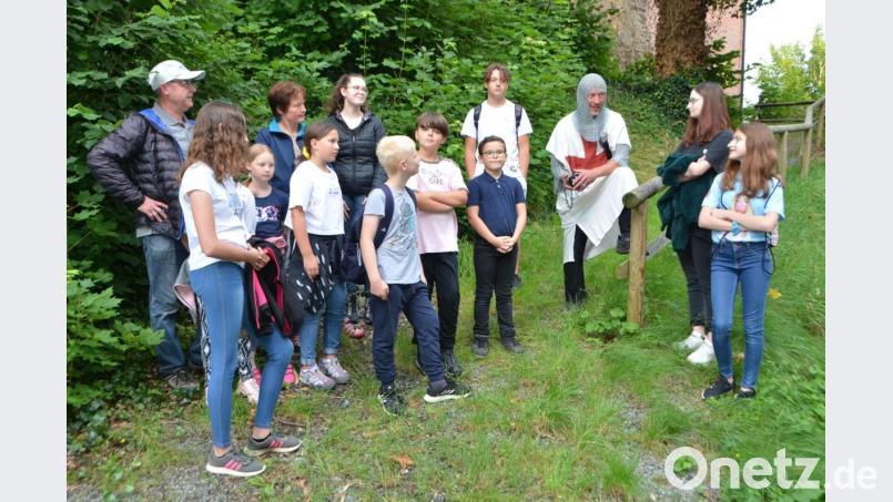 Der erste Ritter von der mittelalterlichen Burg &quot;Pernoldus von Draeswitz&quot; ist am Dienstagabend zu neuem Leben erwacht und empfing die Wanderer, die von der Penzachhütte in Vohenstrauß aus nach Burgtreswitz gingen. Bild: dob