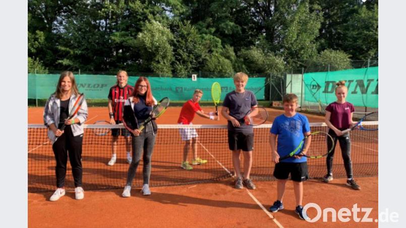 Die U15 des TC Auerbach mit (von links) Anna Stella, Jacob Küst, Amelie Dennstädt, Vincent Böhm, Felix Rechner, Franz Eisend und Luca Huysmans blieb in der abgelaufenen Saison ohne Niederlage. Bild: Werner Stauber/exb