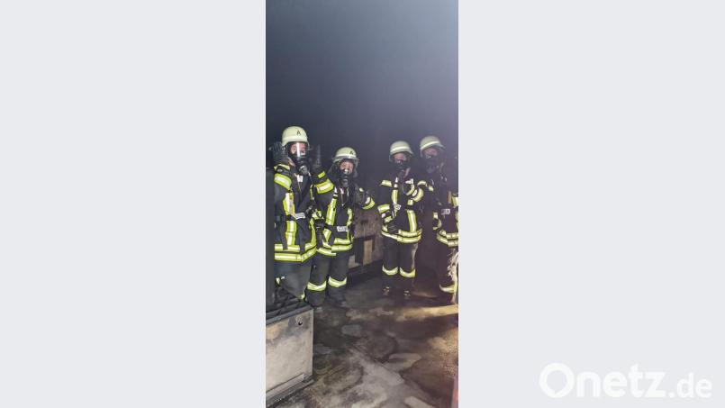 In voller Ausrüstung sind Kerstin Böhm, Simone Dirschwigl (beide FFW Luhe), Jasmin Prawda und Kathrin Baumgärner (beide FFW Oberwildenau) in der realitätsnahen Ausbildung in der Brandübungsanlage Neumarkt/Opf. nicht zu erkennen. Bild: bey