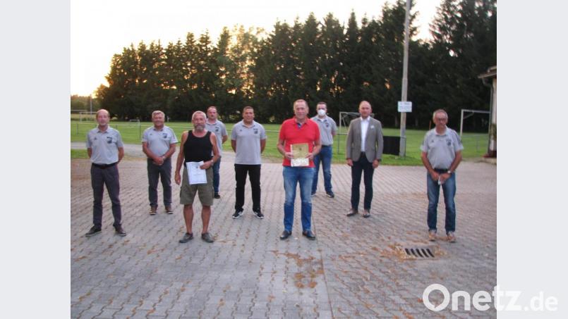 Vorsitzender Richard Paulus (links) und Bürgermeister Richard Kammerer (Zweiter von rechts) gratulierten Erwin Klemm (Dritter von links) und Karl Witt (Sechster von links)) zu ihren Auszeichnungen. Bild: knh