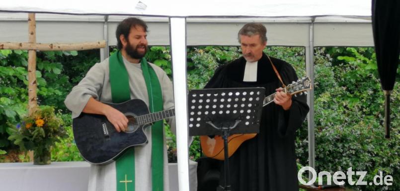 Diakon Tim Saborowski (links) und Pfarrer Andreas Utzat greifen beim Kirwagottesdienst zu ihren Gitarren. Bild: Dimper, Robert