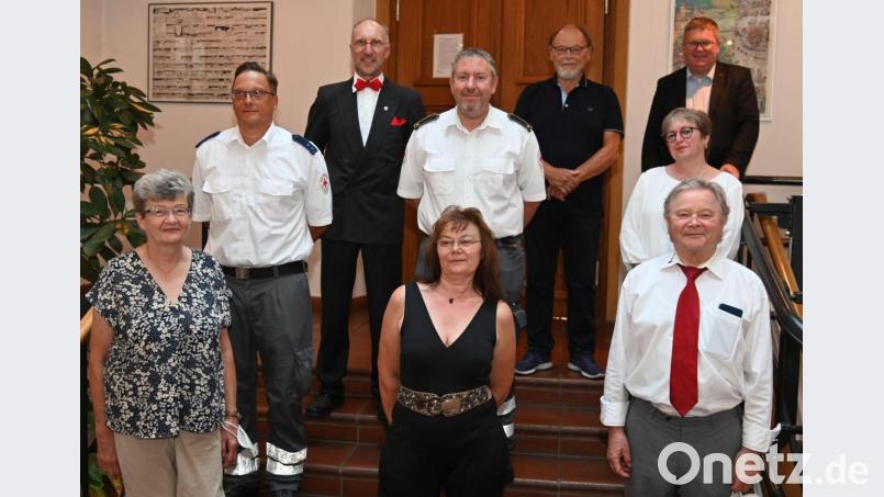 Die geehrten Mitglieder von BRK und DLRG (von links): Christine Hiltl, Stefan Stauber, Volker Kratzer, Doris Batek, Wolfgang Potsch, Georg Radl sowie BRK-Kreisvorsitzender Gerd Geismann, stellvertretende Kreisgeschäftsführerin Sabine Bogner und Oberbürgermeister Michael Cerny. Bild: gf
