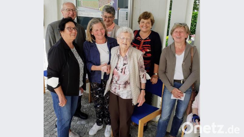 Der Jubilarin Theresia Reindl (Mitte) aus Kümmersbruck gratulieren Pfarrer Helmut Süß und das Team des örtlichen Seniorenclubs zum 100. Geburtstag. Bild: Seniorenclub Kümmersbruck/exb