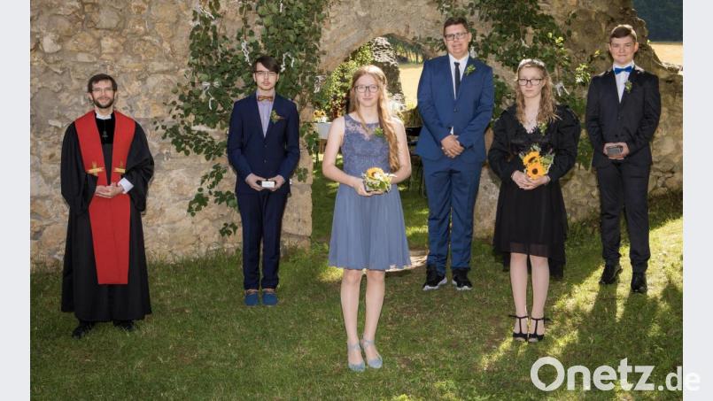Die sechs jungen Christen nach ihrer Konfirmation mit Pfarrer Johannes Schroll. Bild: Privat/exb