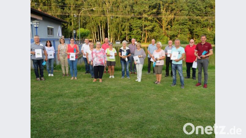 Mit Urkunden, einem Unkrautstecher und einer Blumenkelle wurden die Teilnehmer am Blumenschmuckwettbewerb 2020 der Siedlergemeinschaft Altenstadt belohnt. Bild: adj