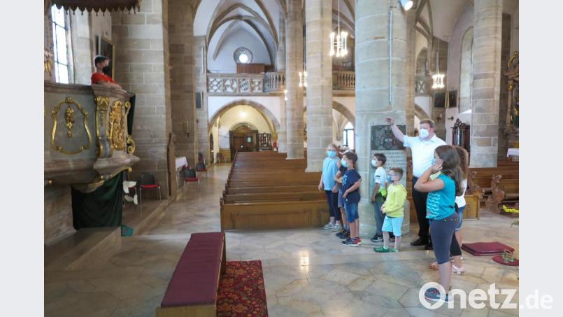 Stadtpfarrer Thomas Kraus führte die Erstkommunionkinder durch „seine“ Kirche. Bild: jzk